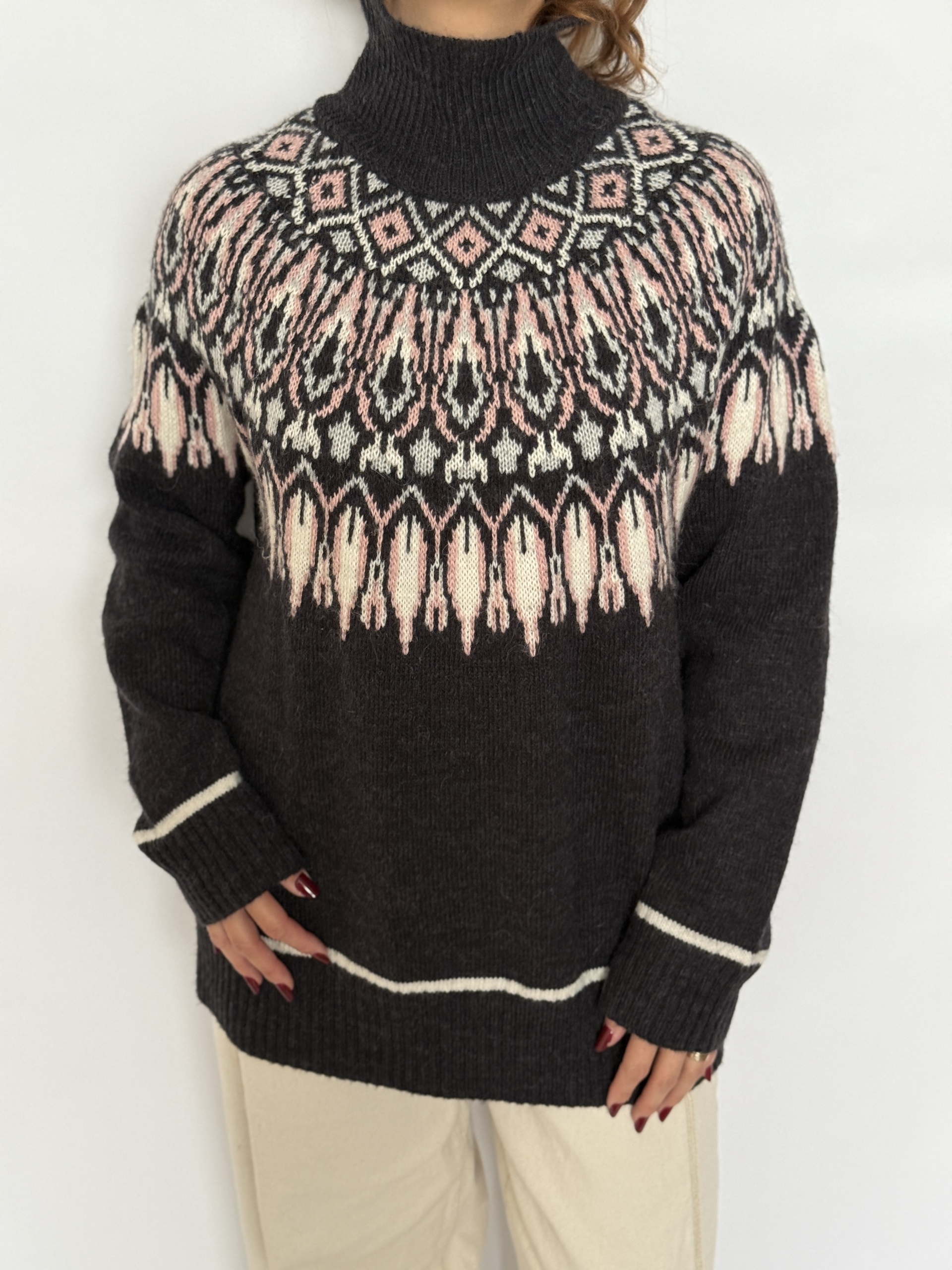 Pulover din amestec de lână și alpaca, design nordic, cu guler înalt, croi lejer, gri antracit cu detalii roz - H&M