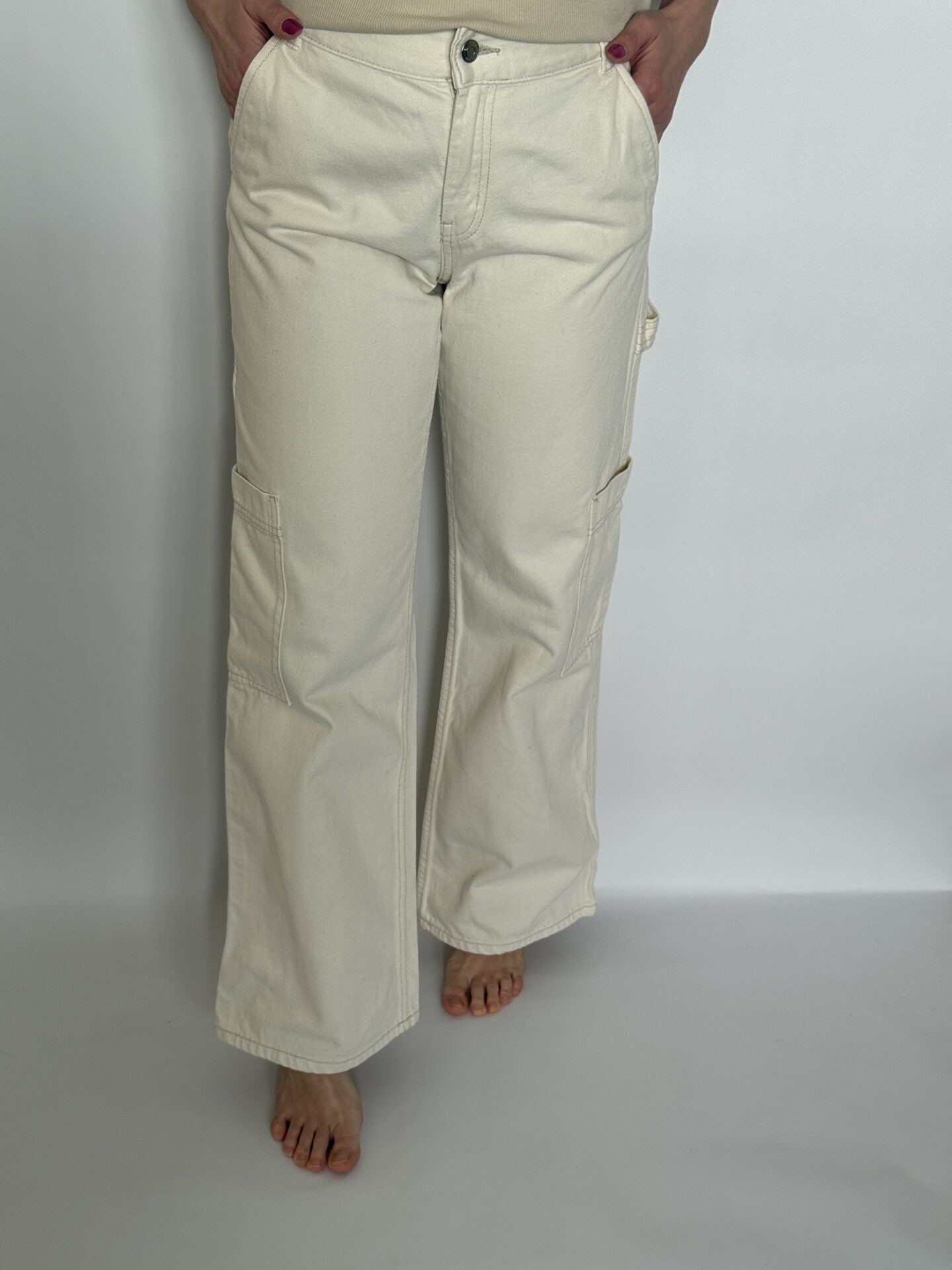 Jeans din denim de bumbac, high waist, stil cargo cu buzunare laterale, crem - H&M