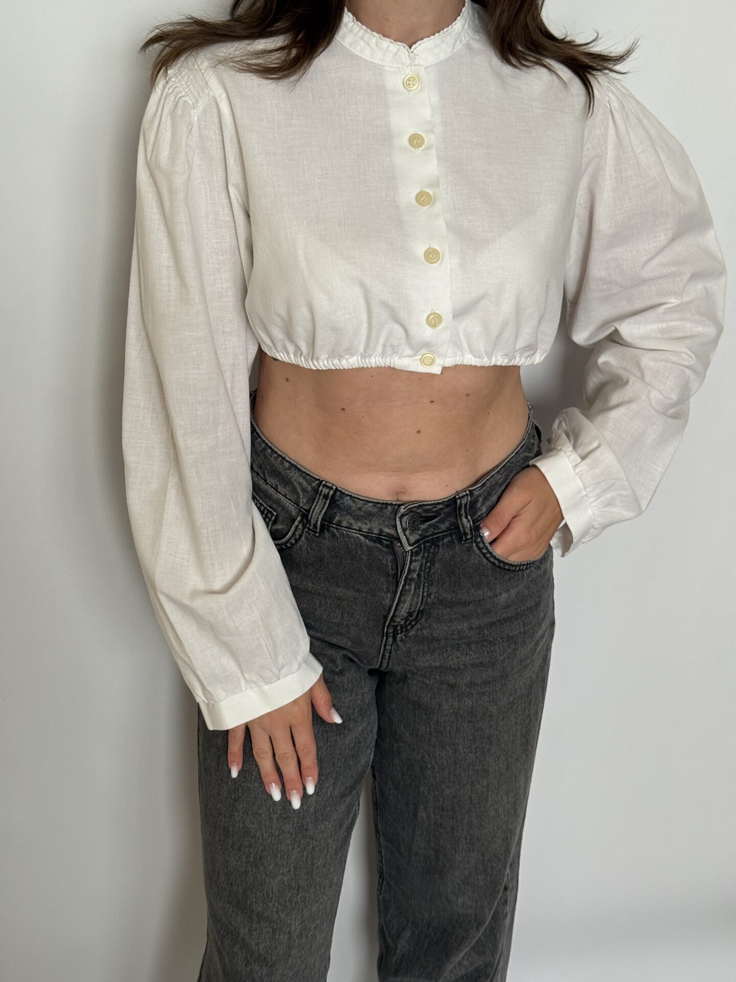 Top crop vintage din bumbac, cu elastic în talie, închidere cu nasturi, model basic, mânecă lungă ușor bufantă, alb