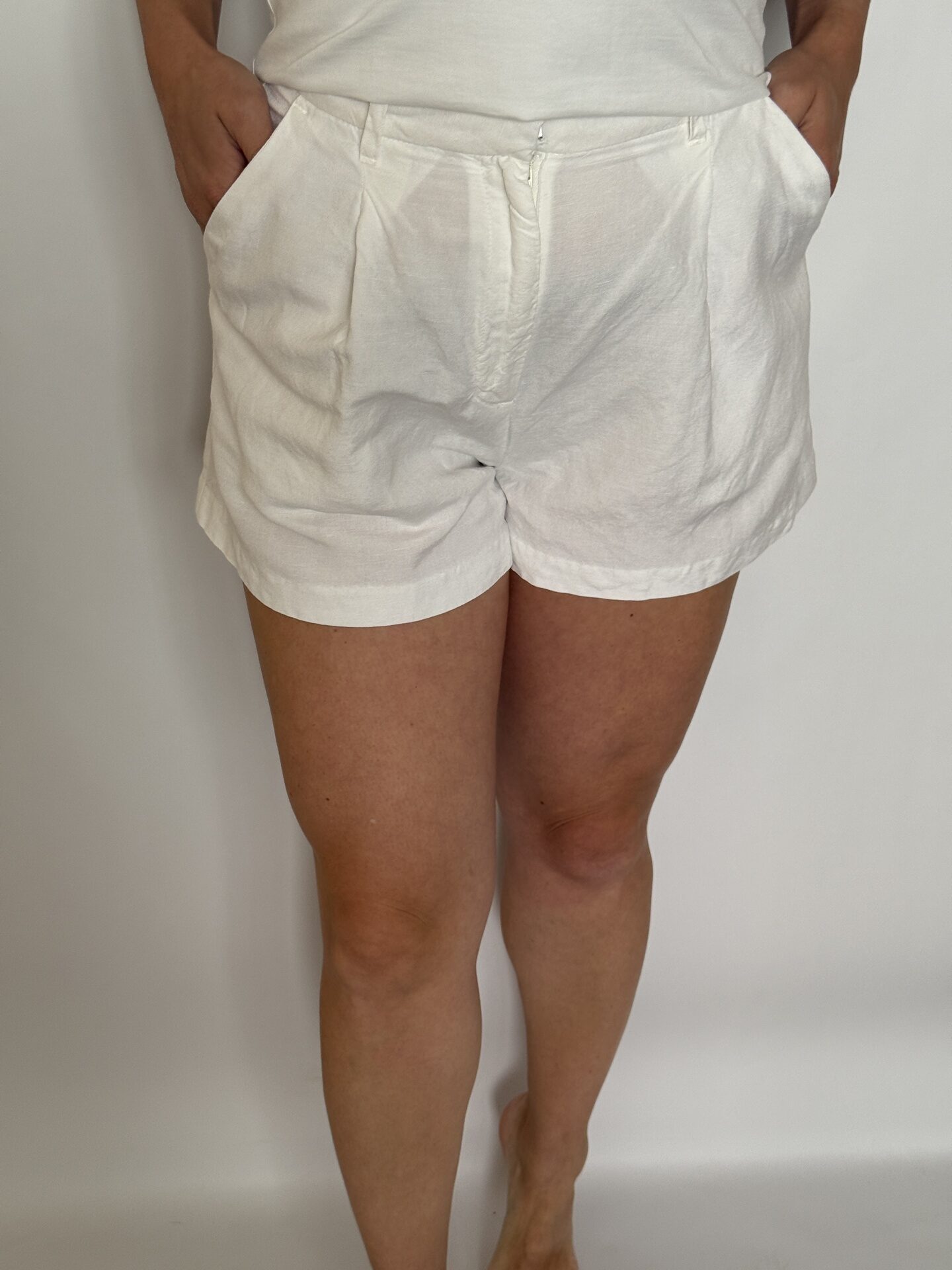 Pantaloni scurți din amestec de in, croi larg, cu buzunare și pense, albi - H&M