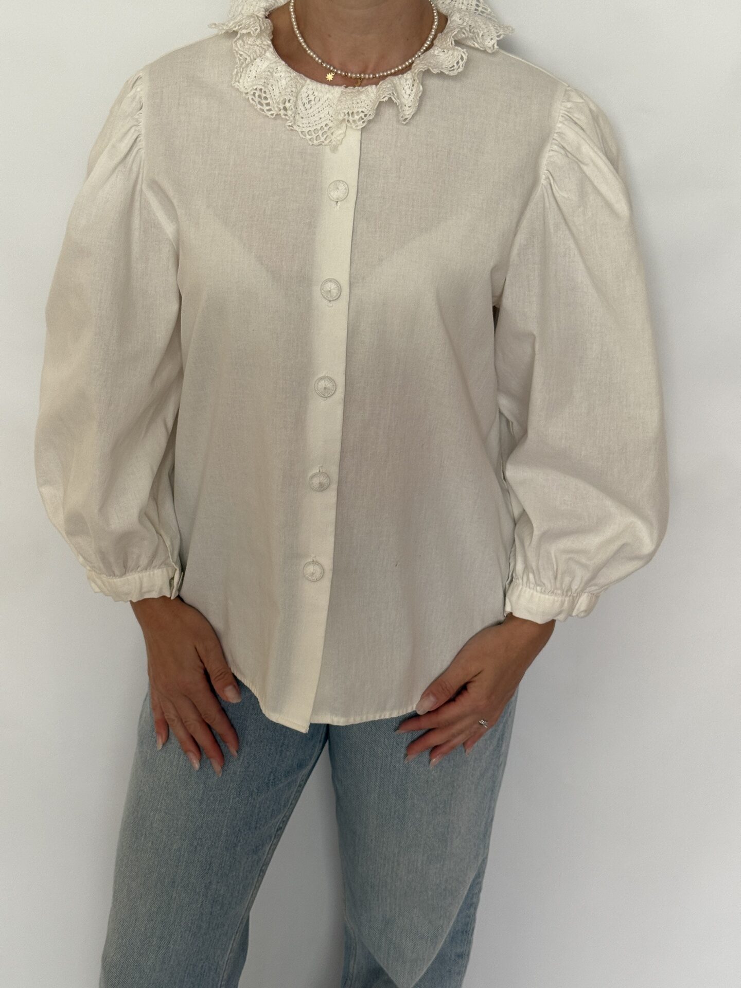 Cămașă din pânză de bumbac, croi drept, model feminin, cu guler macrame, mâneci 3/4 bufante, alb unt - vintage