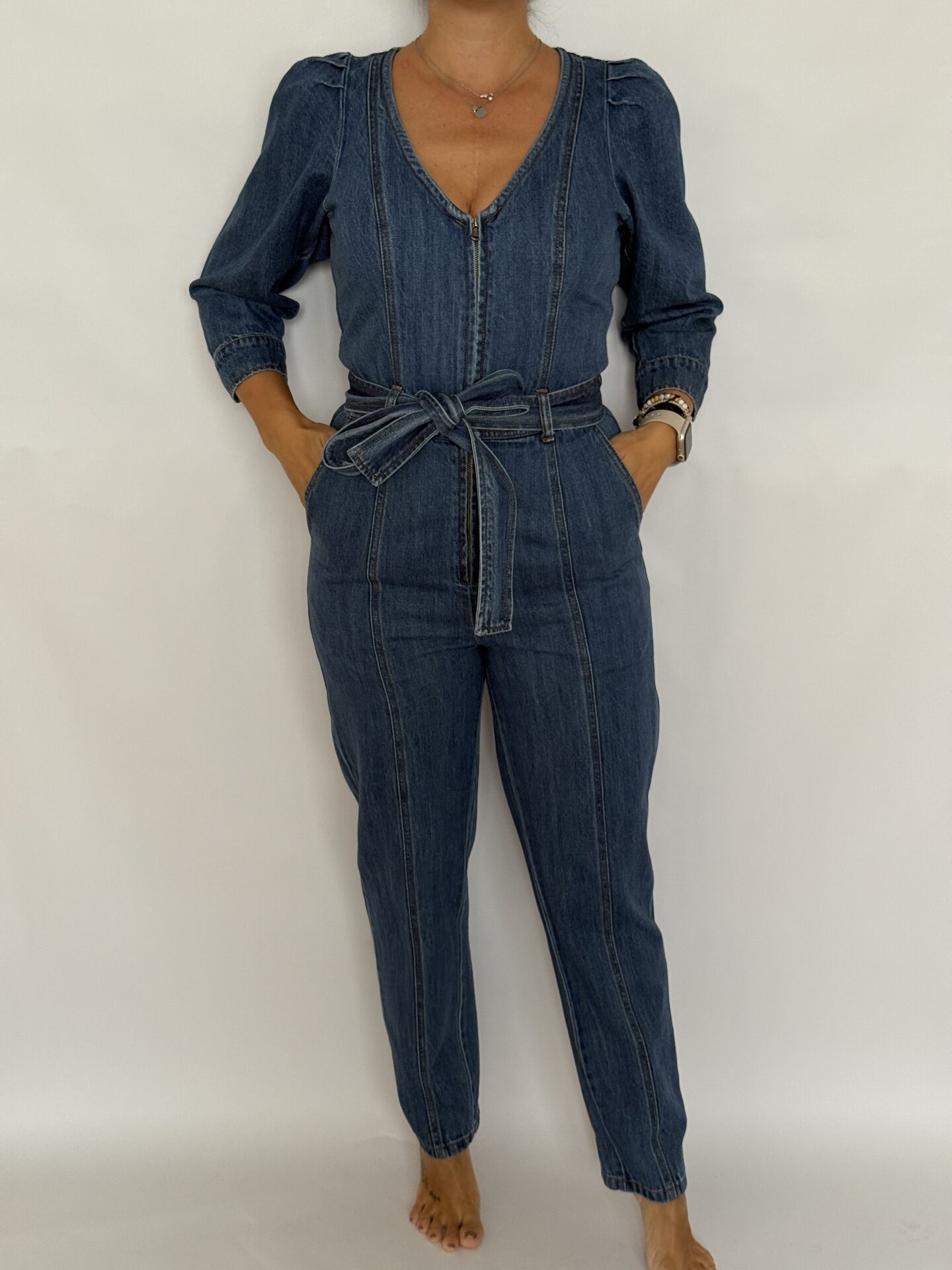 Salopetă din denim de bumbac, pantaloni croi conic, cu buzunare, mâneci 3/4 ușor bufante, cu talie marcată, ajustabilă prin cordon, albastră - Orsay