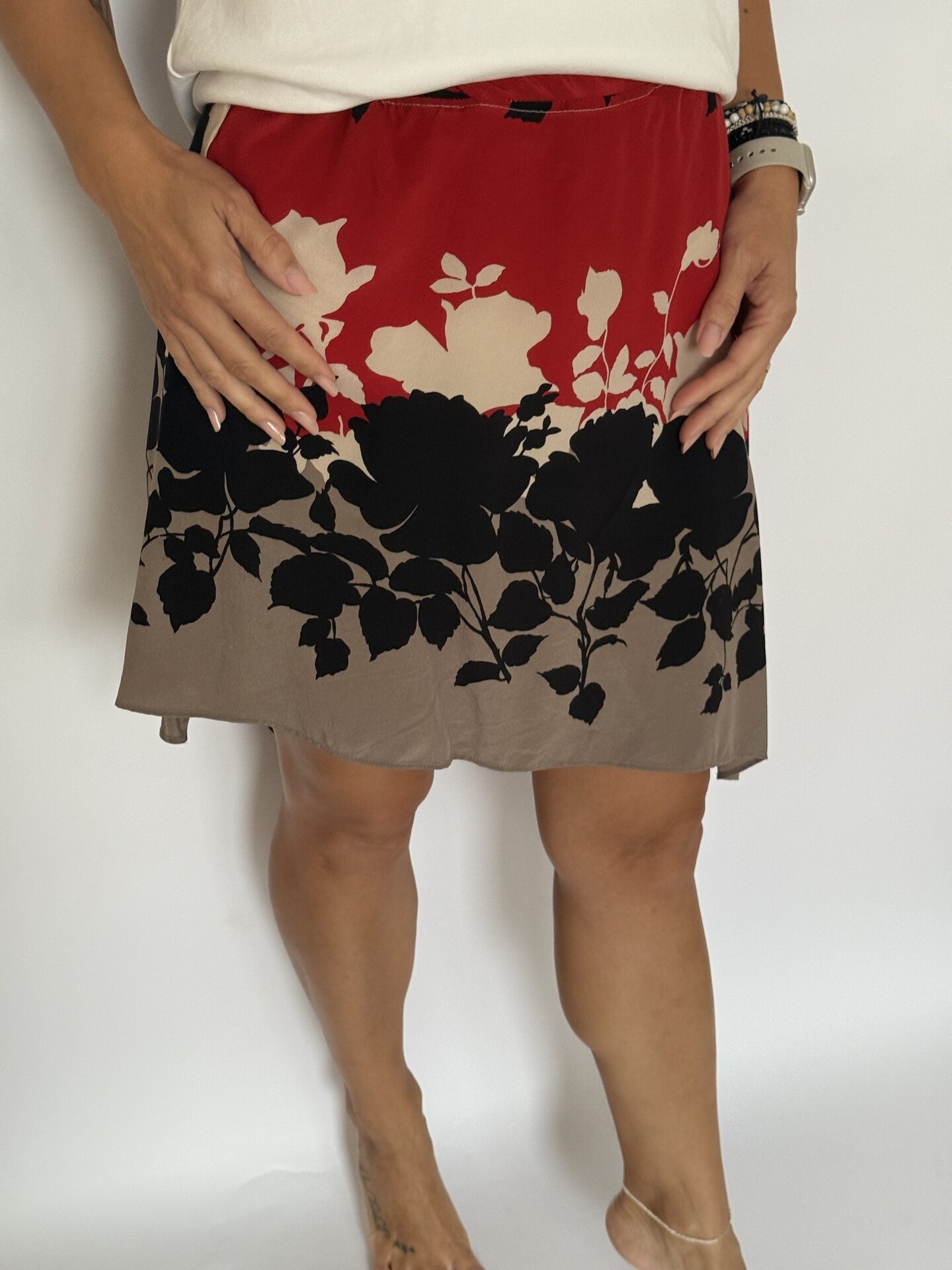 Fustă din mătase naturală, croi asimetric, talie pe elastic, cu print floral abstract, în nuanțe de roșu și negru - Sportmax, brand premium