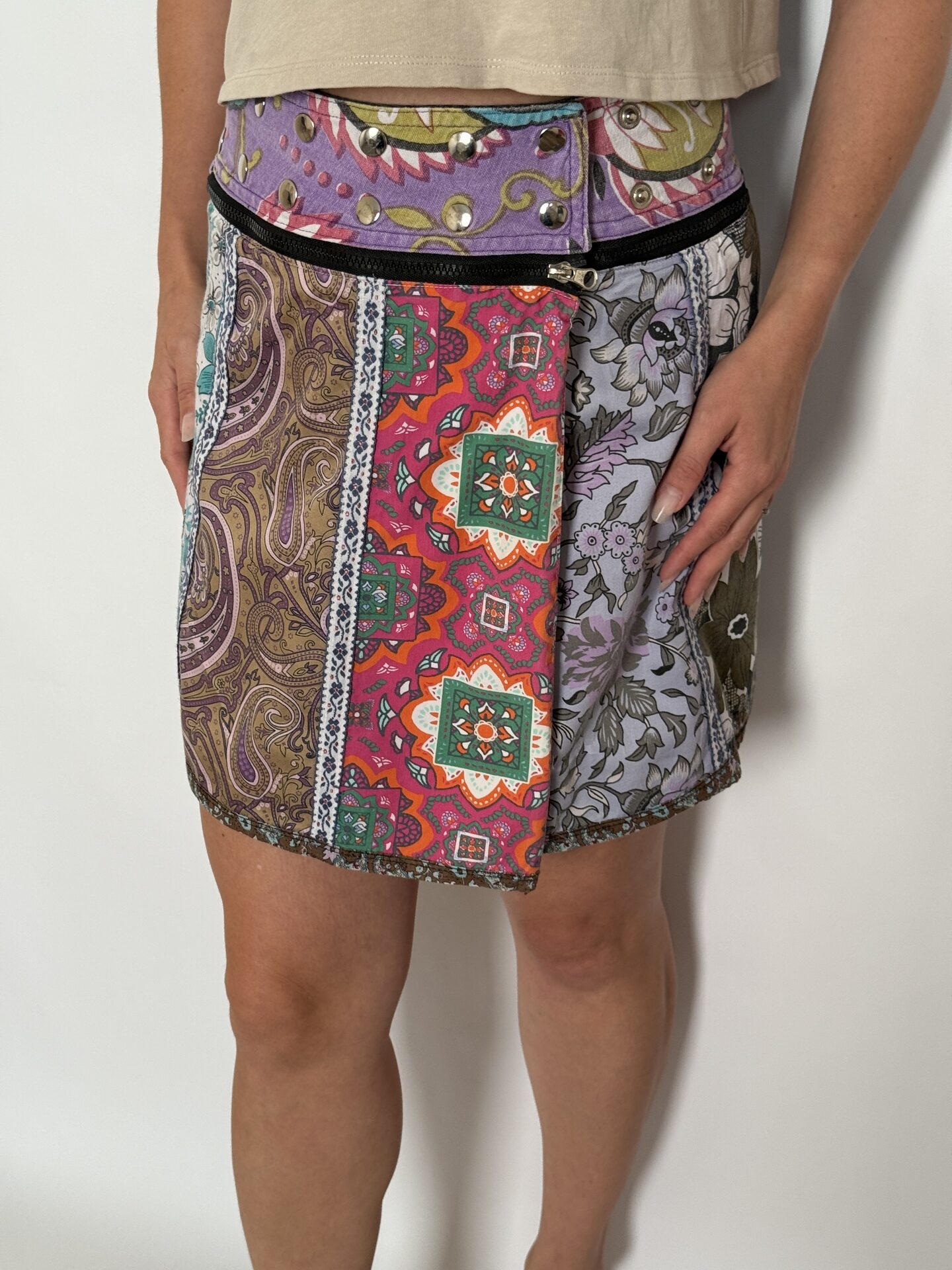 Fustă mini din bumbac, croi drept, cu două fețe - print floral în nuanțe pastelate și print floral multicolor, închidere cu capse, reglabilă în talie - Zand