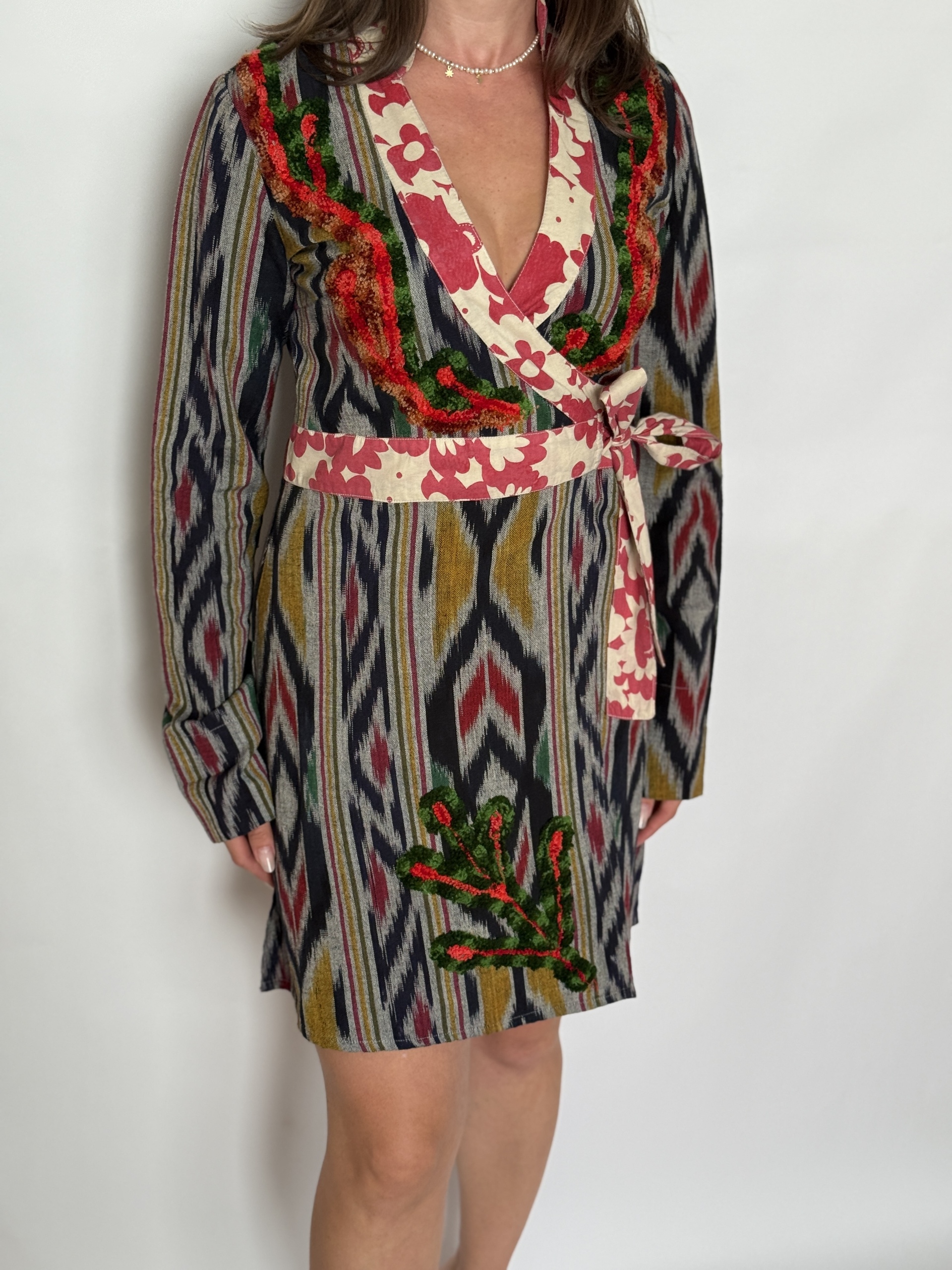 Rochie din bumbac, croi parte peste parte tip kimono, cu print abstract, multicolor, cu aplicații 3D textile - Aoyama, Made in India