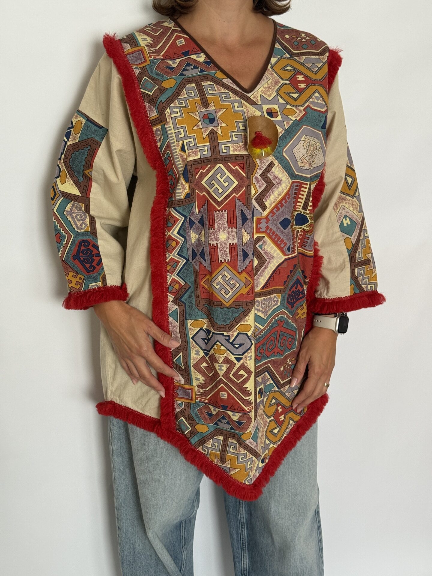 Bluză din bumbac, croi lung, asimetric, cu print boho de inspirație etnică, cu mâneci largi, bej cu accente roșii - Andrea