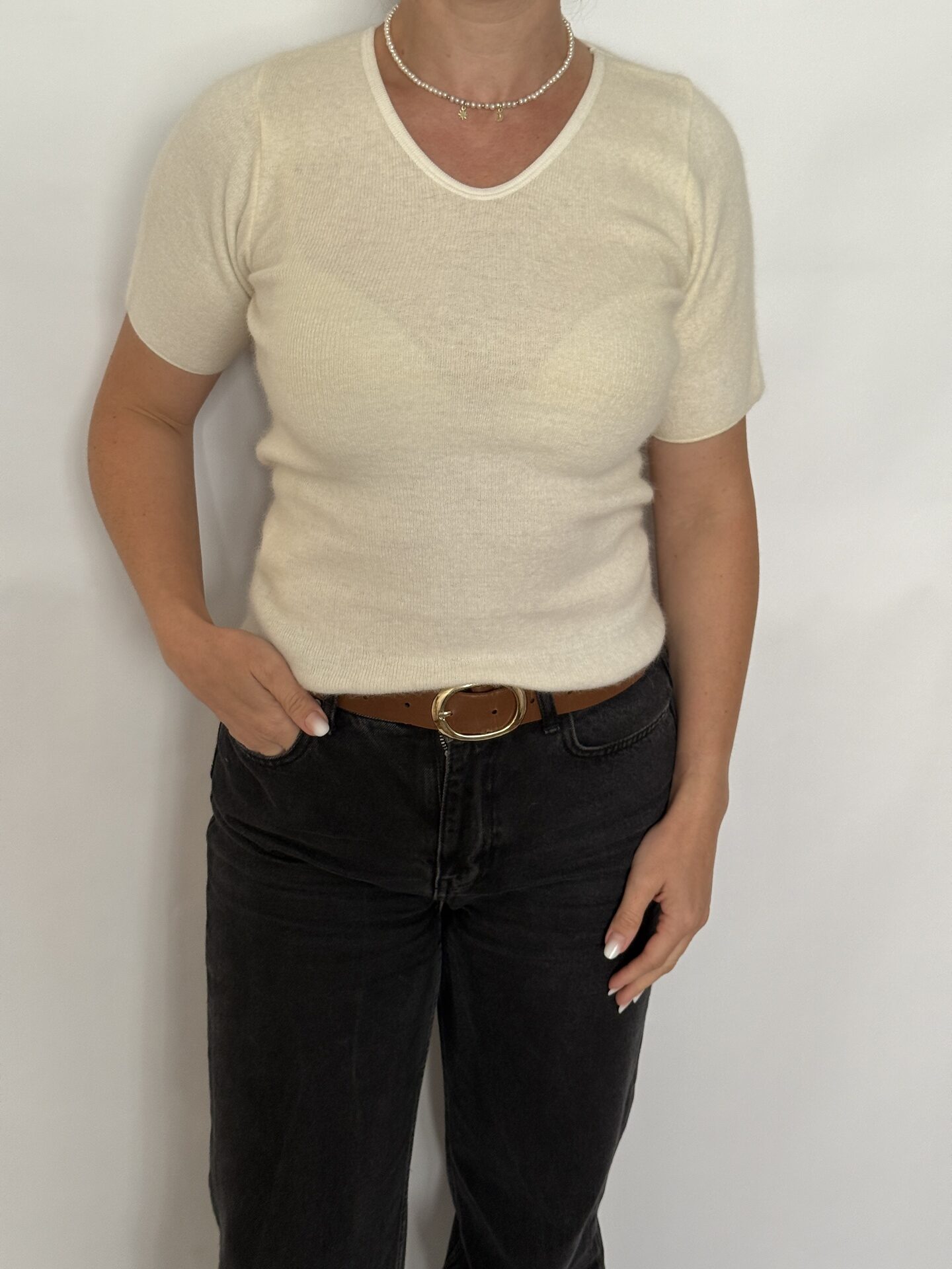 Tricou din angora și lână, croi cambrat, se mulează pe corp, textură pufoasă și moale, cu decolteu în anchior rotunjit, alb unt - Giani Feroti