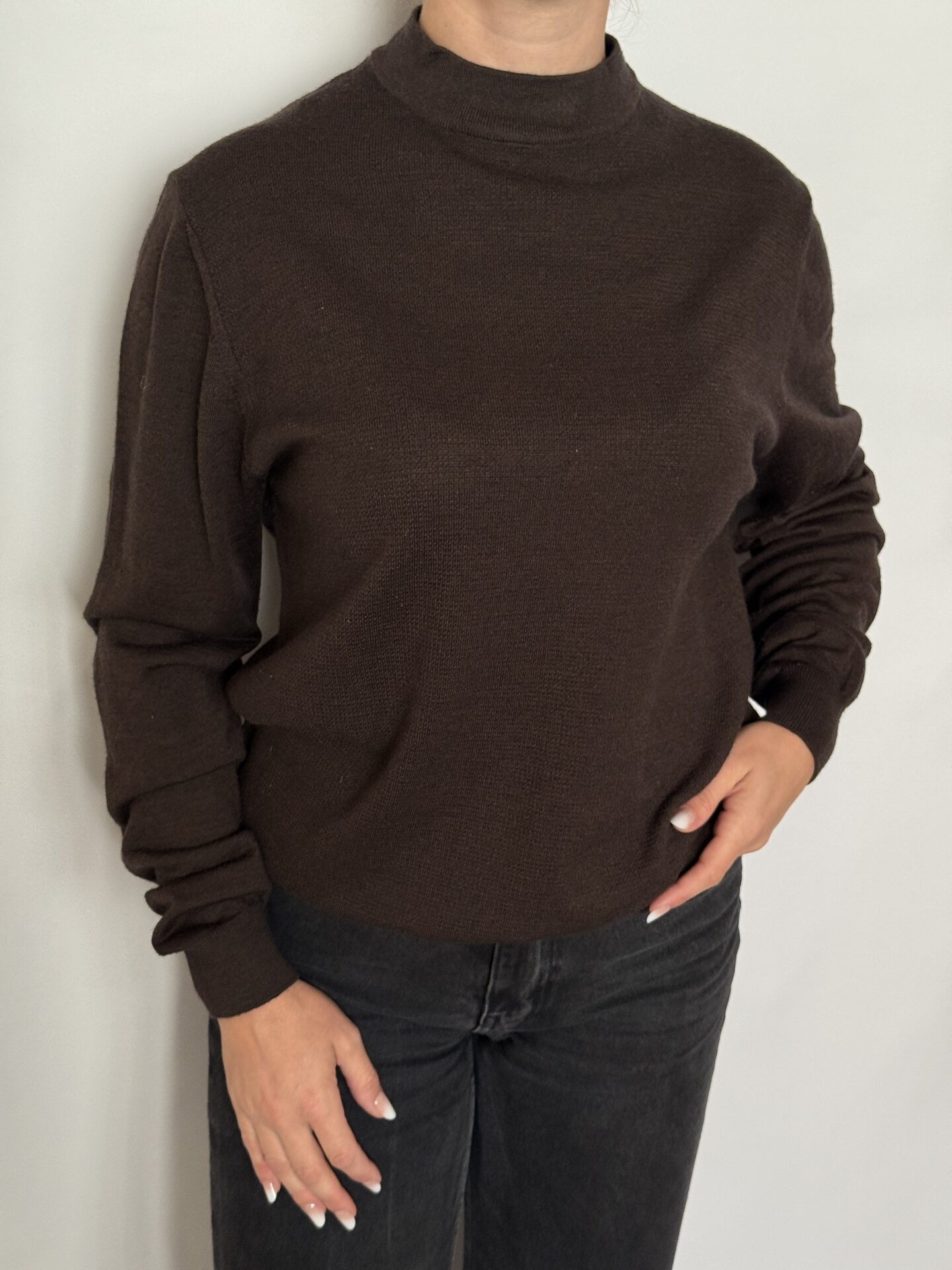 Pulover din lână, croi drept, cu guler ușor înalt, model basic, unisex, texturat în partea din față, maro - Zara