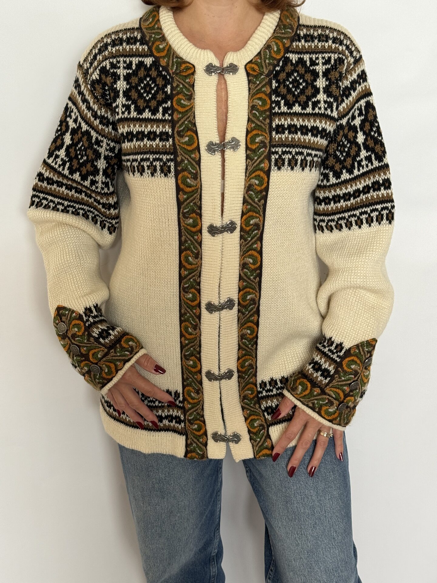 Cardigan vintage tip jachetă din lână certificată, croi drept, textură groasă, închidere cu moș și babă, sistem metalic, cu print tradițional, alb unt - Nordstrikk