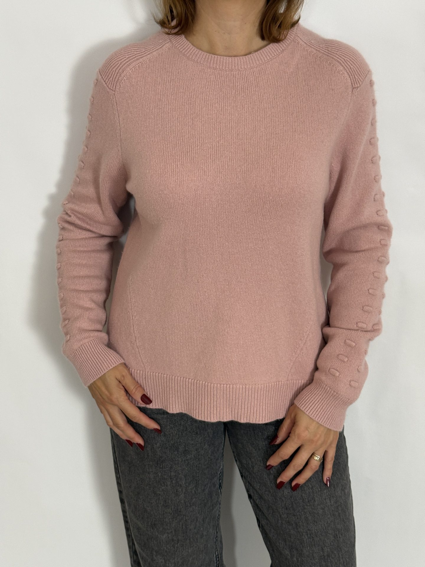 Pulover din lână, croi drept, cu decolteu rotund, închidere cu nasture la spate, buline în relief pe mâneci, roz - Ted Baker