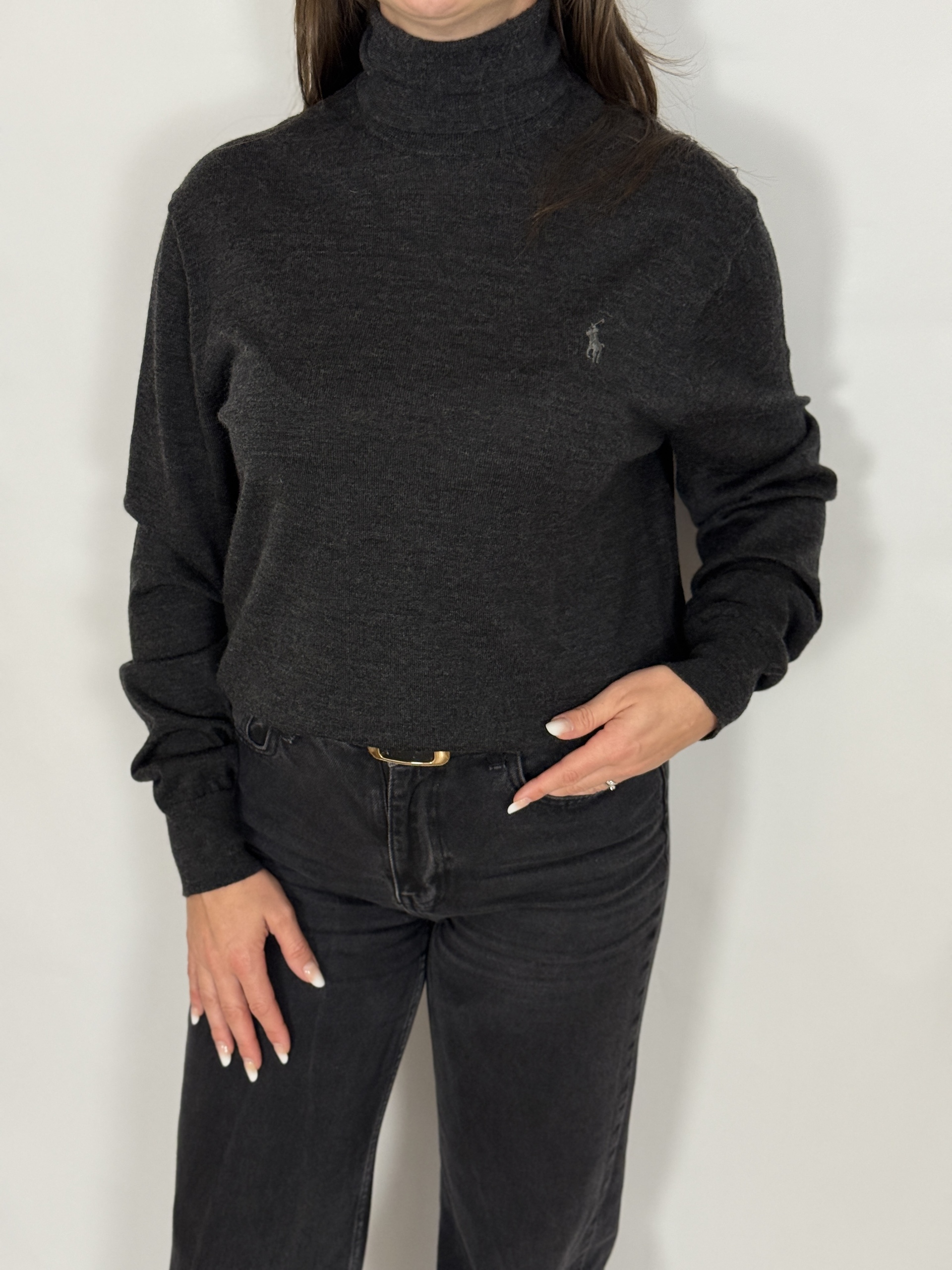 Pulover din lână merinos, croi drept, textură extrafină, logo brodat pe piept discret, ton pe ton, cu guler înalt, rulat, gri charcoal, model unisex - Ralph Lauren, brand premium