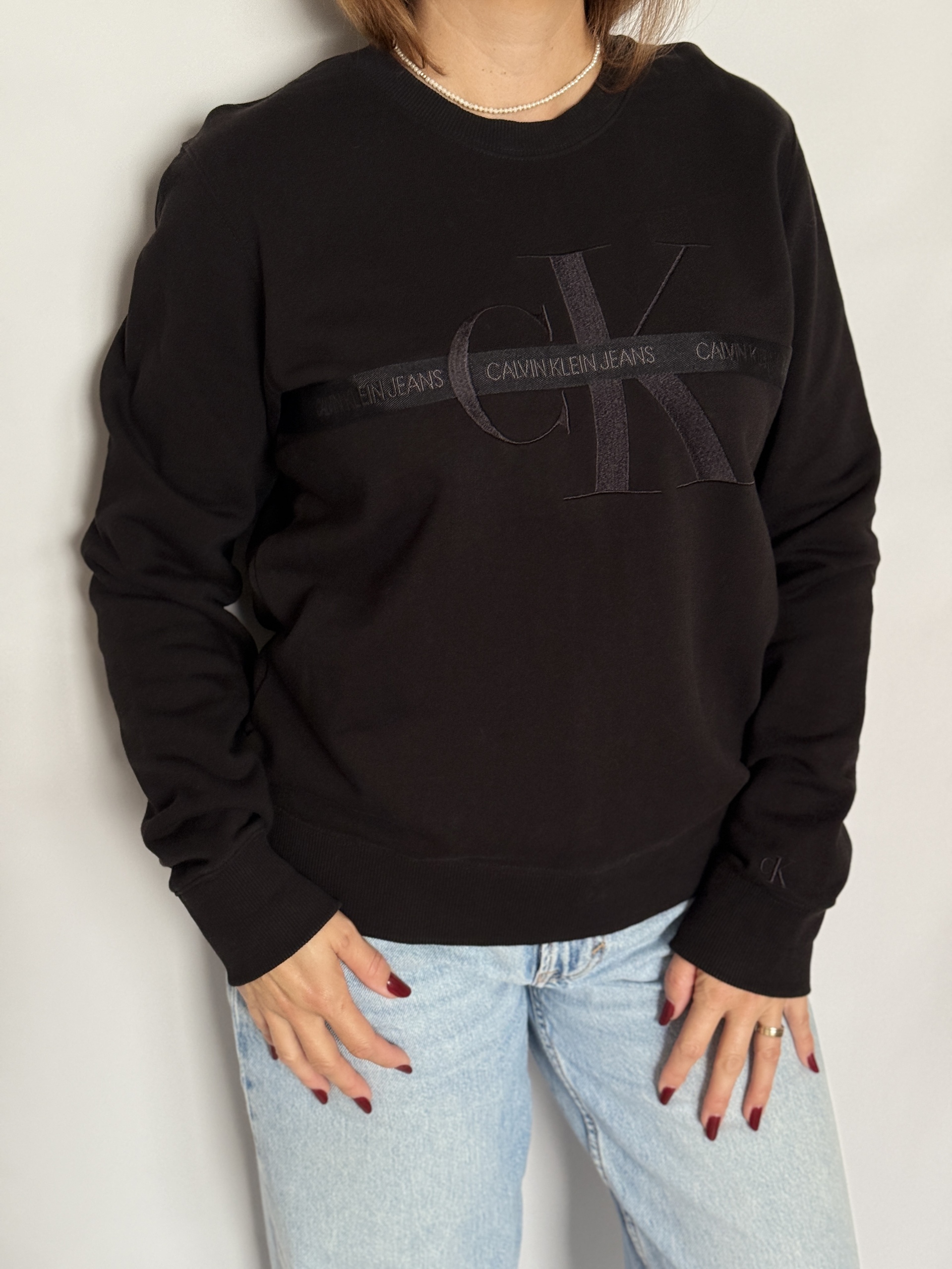 Hanorac din bumbac, croi drept, guler rotund, cu logo brodat în zona pieptului și la mânecă, ton pe ton, negru - Calvin Klein, brand premium