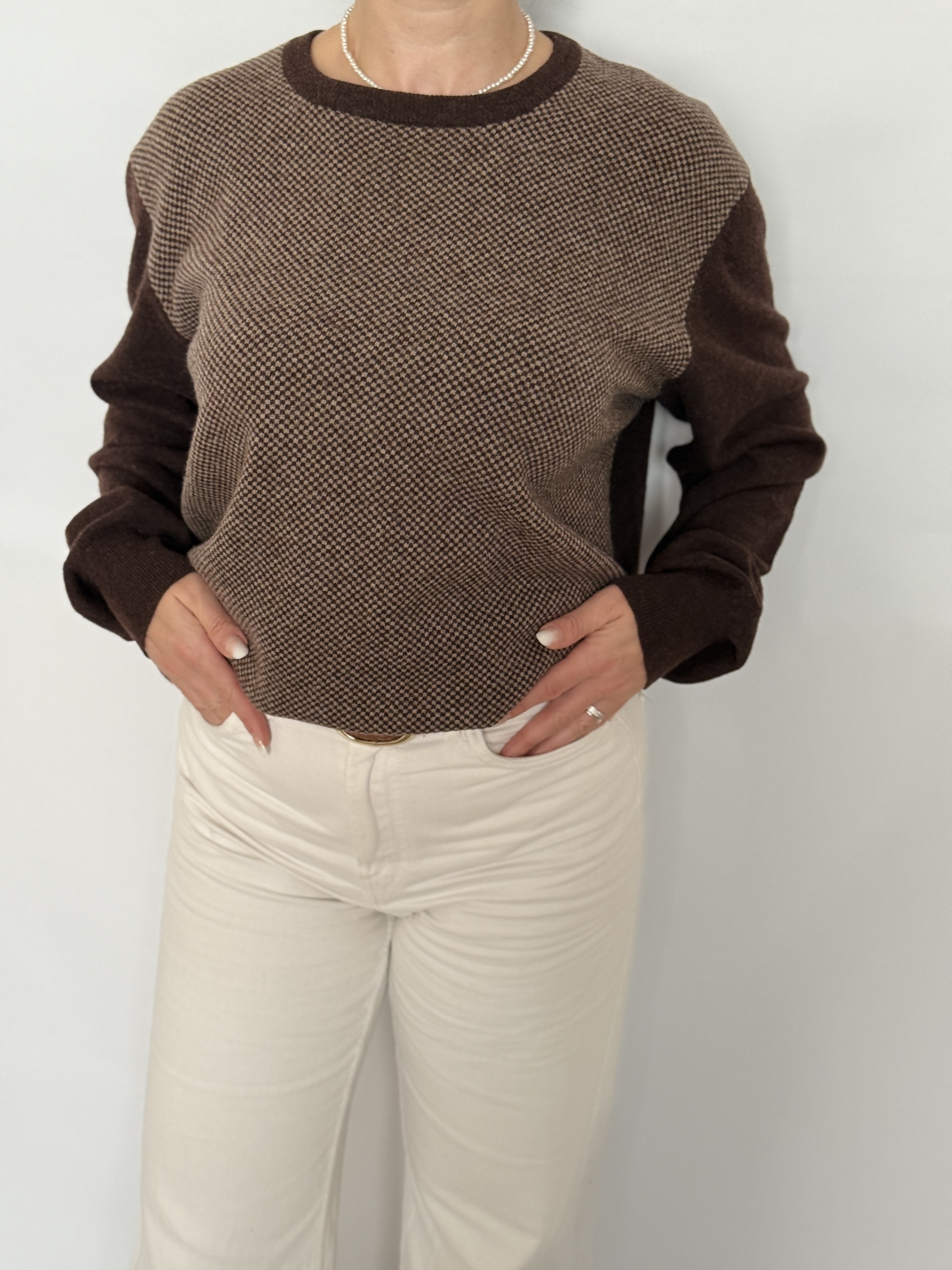 Pulover din lână merinos extrafină, model unisex, decolteu rotund, cu print în carouri mici, maro - Made in Italy