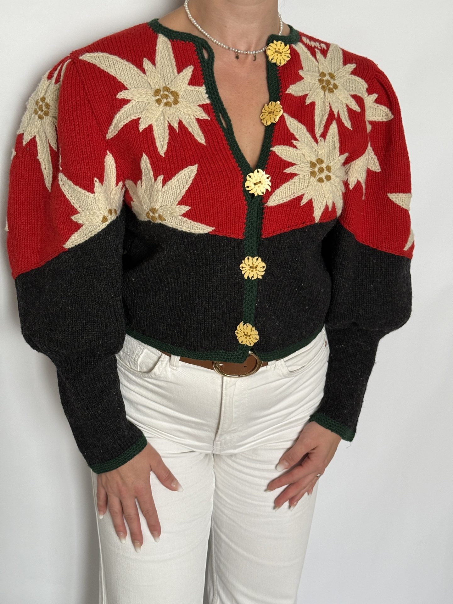 Cardigan vintage din lână, croi feminin cu structură, cu mâneci bufante, închidere cu nasturi, broderie florală manuală, în nuanțe de roșu și verde - Ortrud Rainer