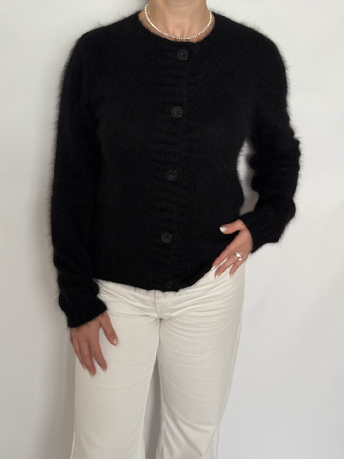 Cardigan din amestec de angora, croi drept, decolteu rotund, închidere cu nasturi, textură pufoasă, negru
