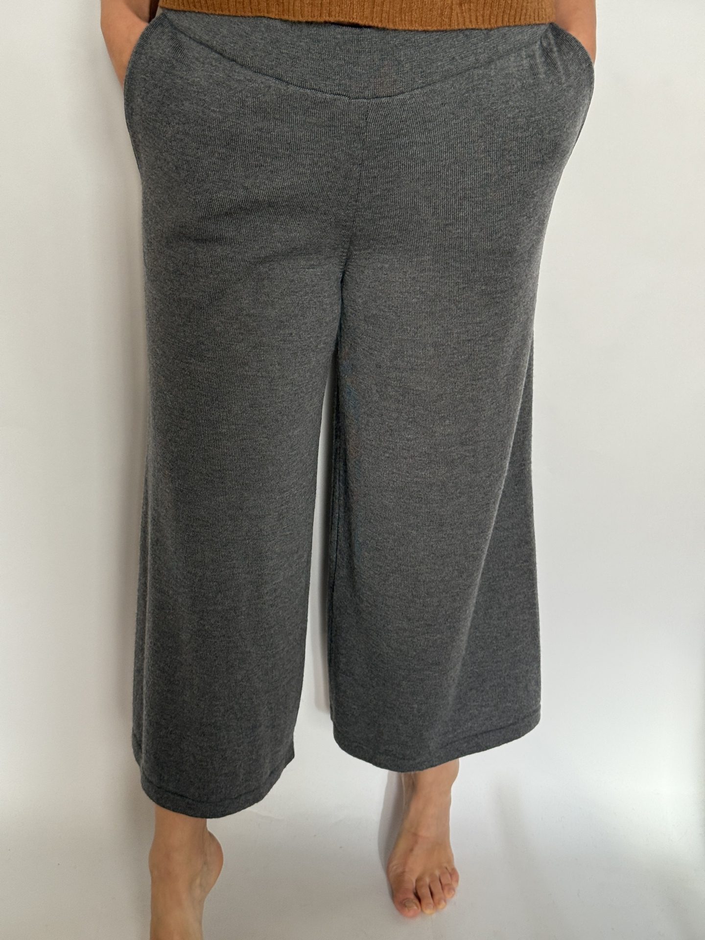 Pantaloni coulotte din lână merinos extrafină, croi larg, cu talie pe elastic, buzunare, foarte confortabili, gri - S. C. Milacher