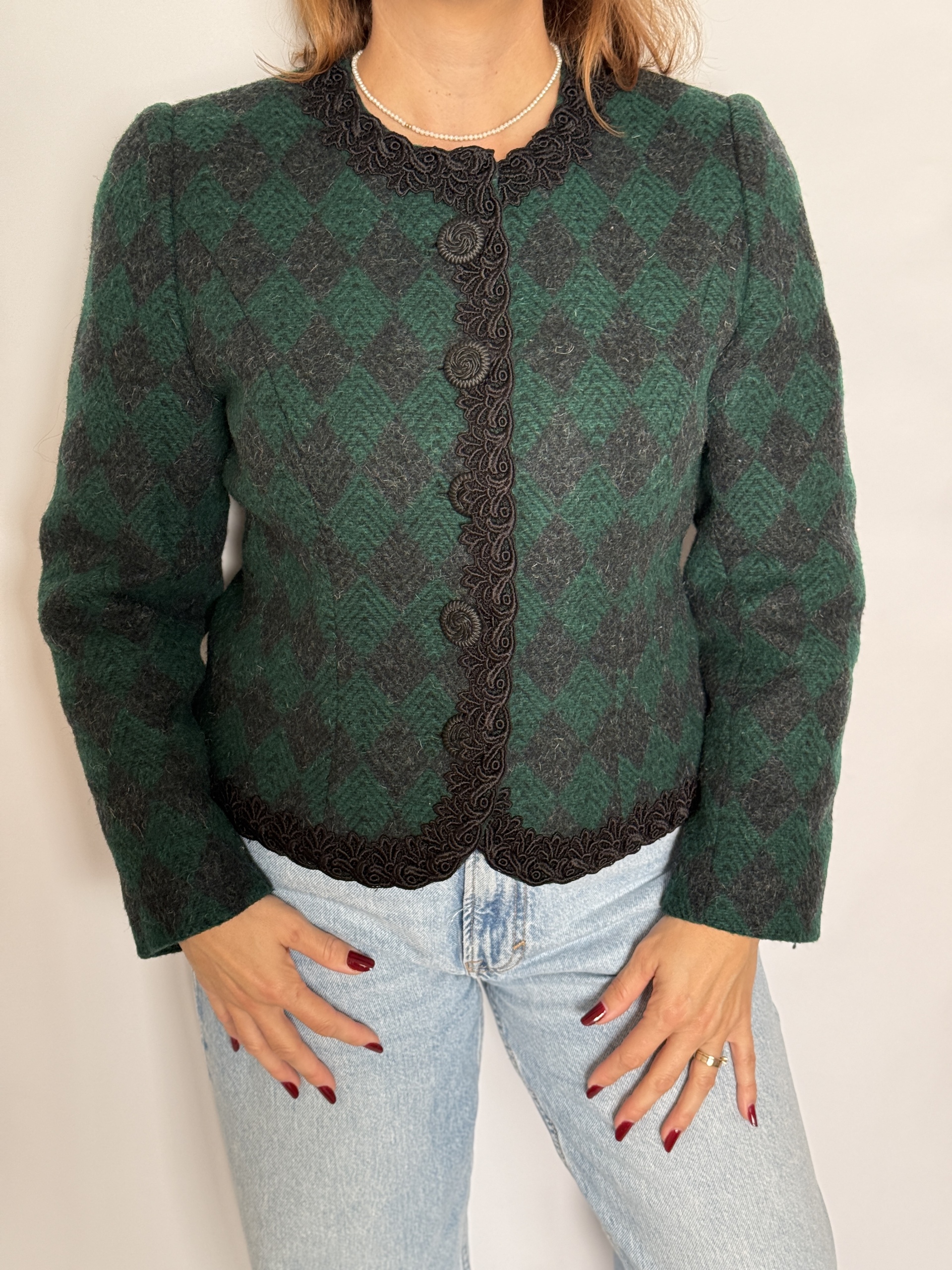 Jachetă vintage din lână, croi drept, cu decolteu rotund cu dantelă neagră aplicată, cu buzunare, verde - Brigitte